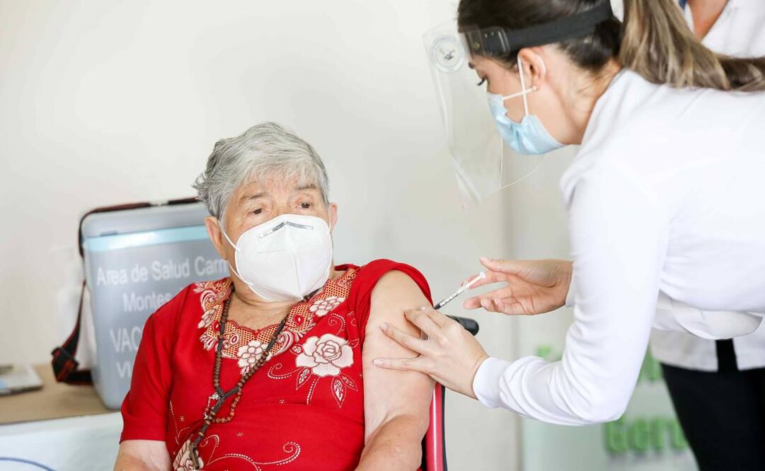 Elizabeth Castillo es la primera persona en Costa Rica en vacunarse contra el Covid-19 (Foto: EFE)