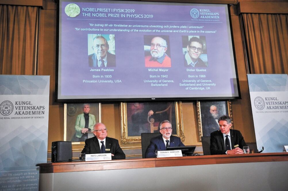 Los científicos James Peebles, Michel Mayor y Didier Queloz. Foto/CLAUDIO BRESCIANI. EFE/ EPA