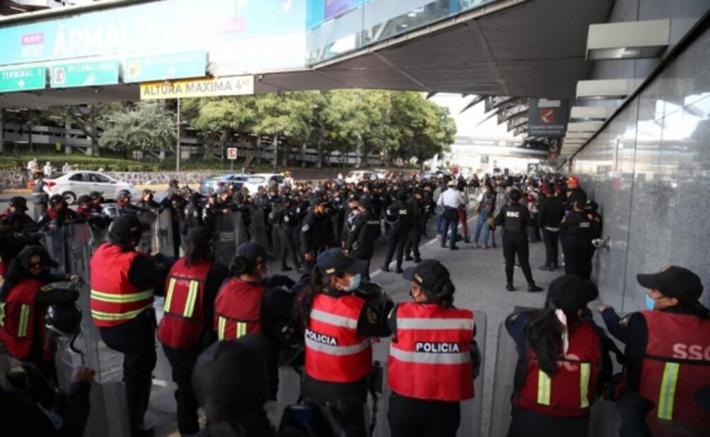 Tras más de 30 horas de bloqueo en el AICM, policías de la CDMX retiran a manifestantes