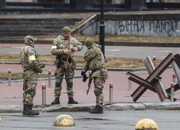 Con barricadas y camiones, ucranianos defienden central nuclear de Zaporozhie