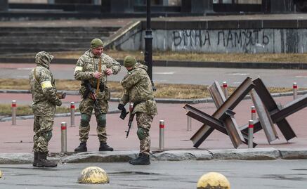 Con barricadas y camiones, ucranianos defienden central nuclear de Zaporozhie