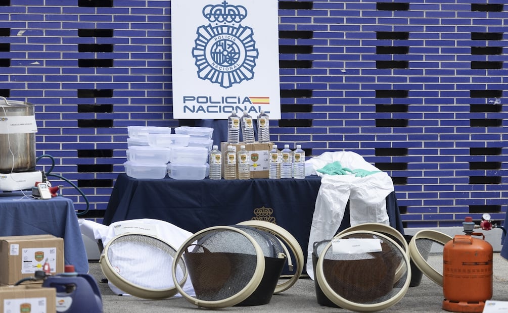 La policía desarticuló en Cataluña una rama del Cártel Jalisco dedicada al tráfico internacional de metanfetamina camuflada en líquido de vainilla. Foto: EFE