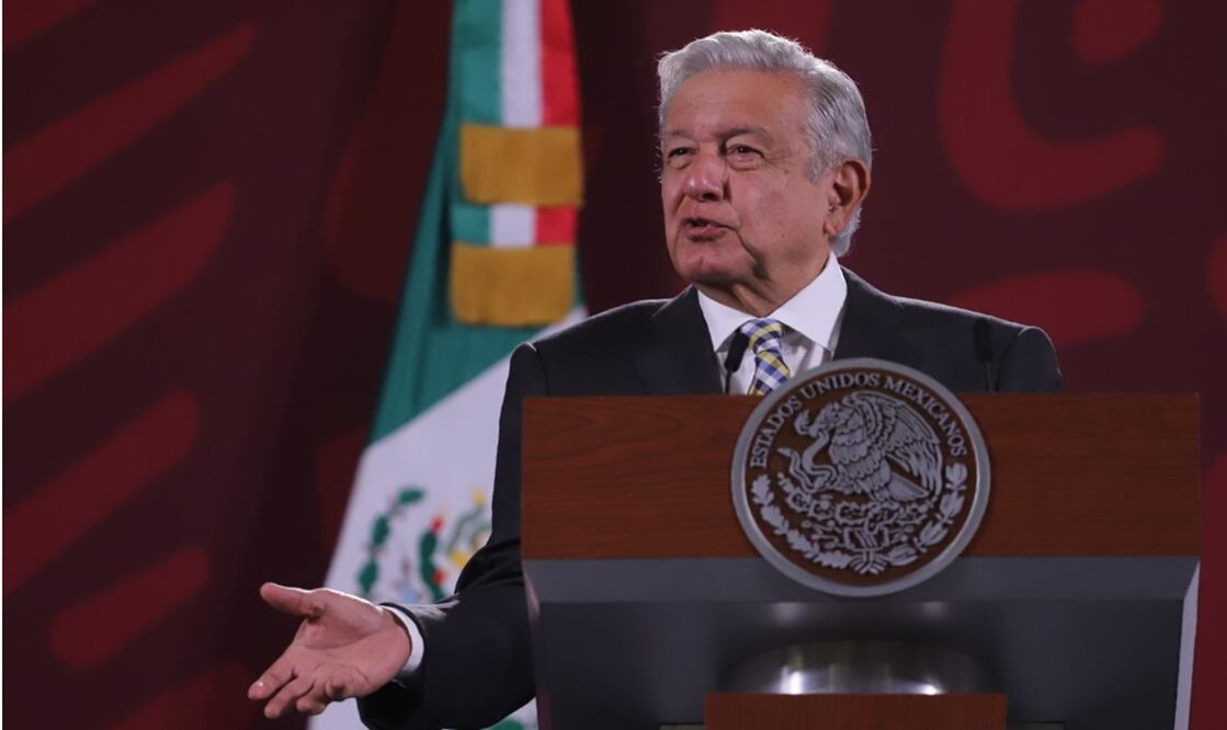 El presidente López Obrador aseguró que si no se aprueba la iniciativa para que las Fuerzas Armadas permanescan hasta 2028 en labores de seguridad pública, su gobierno no violará la Constitución. Foto: Berenice Fregoso