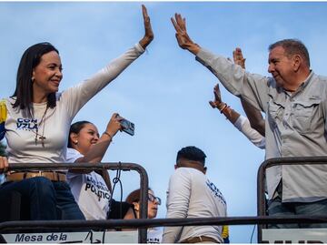 Maduro dice que opositores venezolanos Machado y González deben estar "tras las rejas"