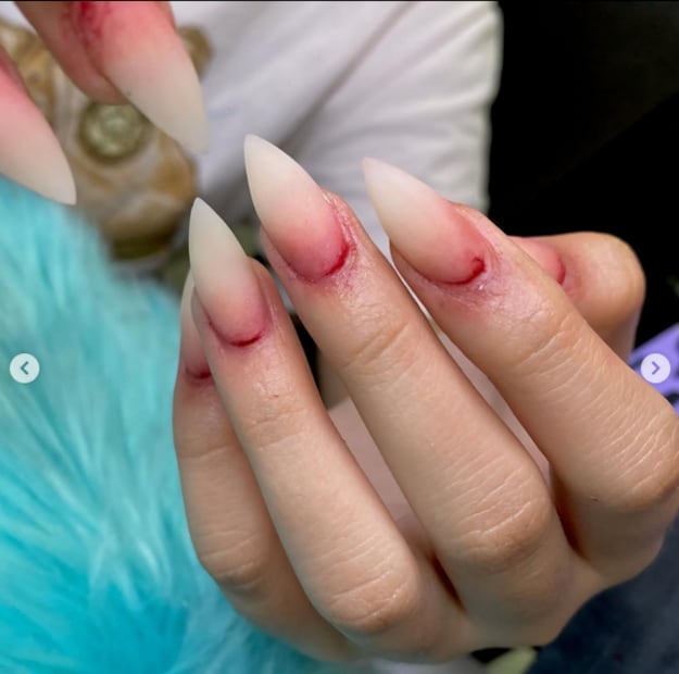 Las uñas vampiro también pueden tener base blanca o nude con sutiles tonos rojizos. Foto: Instagram @witches_.nails