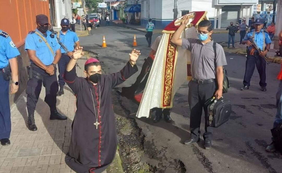 En un escenario de represión policial en Nicaragua, monseñor Rolando Álvarez, obispo nicaragüense, se arrodilló el jueves anterior en una acera junto a efectivos policiales. Foto: (Diócesis de Matagalpa)