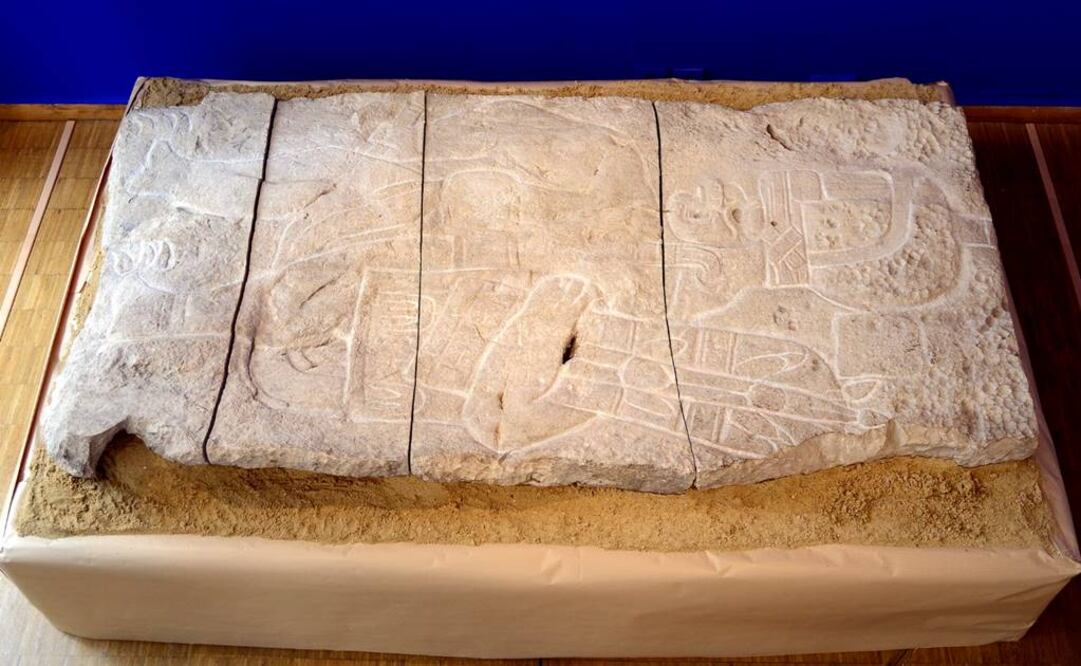 Con sus 2.20 metros de alto, 1.15 metros de ancho y unos 30 centímetros de ancho, representa a un hombre de pie, de perfil, con atavíos simbólicos, un tocado alto y pies en forma de garras, elementos típicos de la iconografía olmeca. FOTO: Notimex.