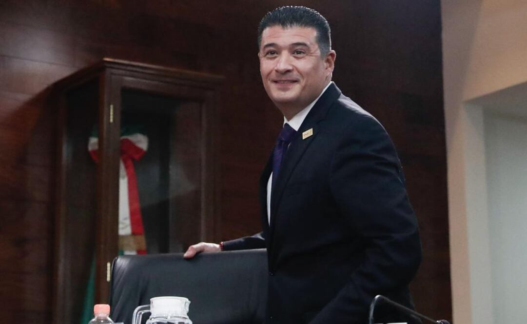 Acudió acompañado de una de las comisionadas y del secretario de datos personales del INAI. Foto: Diego Simón Sánchez / EL UNIVERSAL