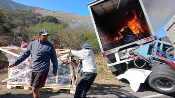 Autopista Puebla-Veracruz cierra a la altura del municipio de Nogales tras impacto de 2 tráileres; pobladores saquean mercancía