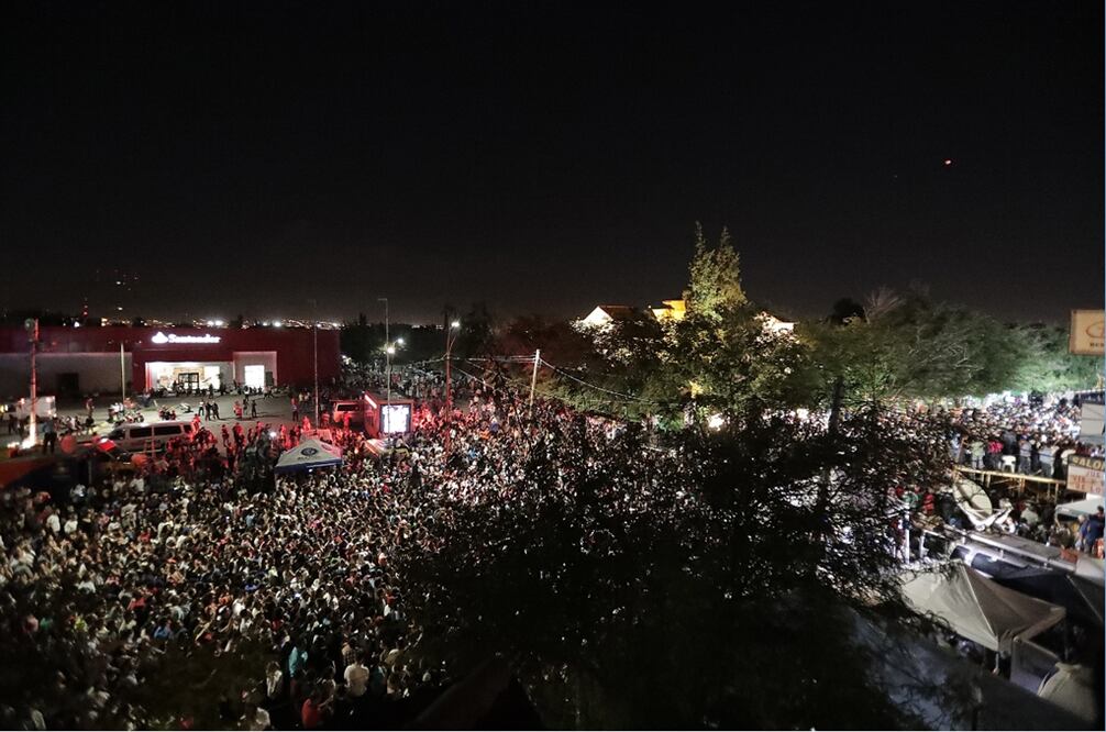 Miles de fans recibieron los restos de Juan Gabriel en Ciudad Juárez en donde se llevará a cabo una misa y posteriormente un concierto con artistas allegados al cantante. Foto Alejandro Acosta