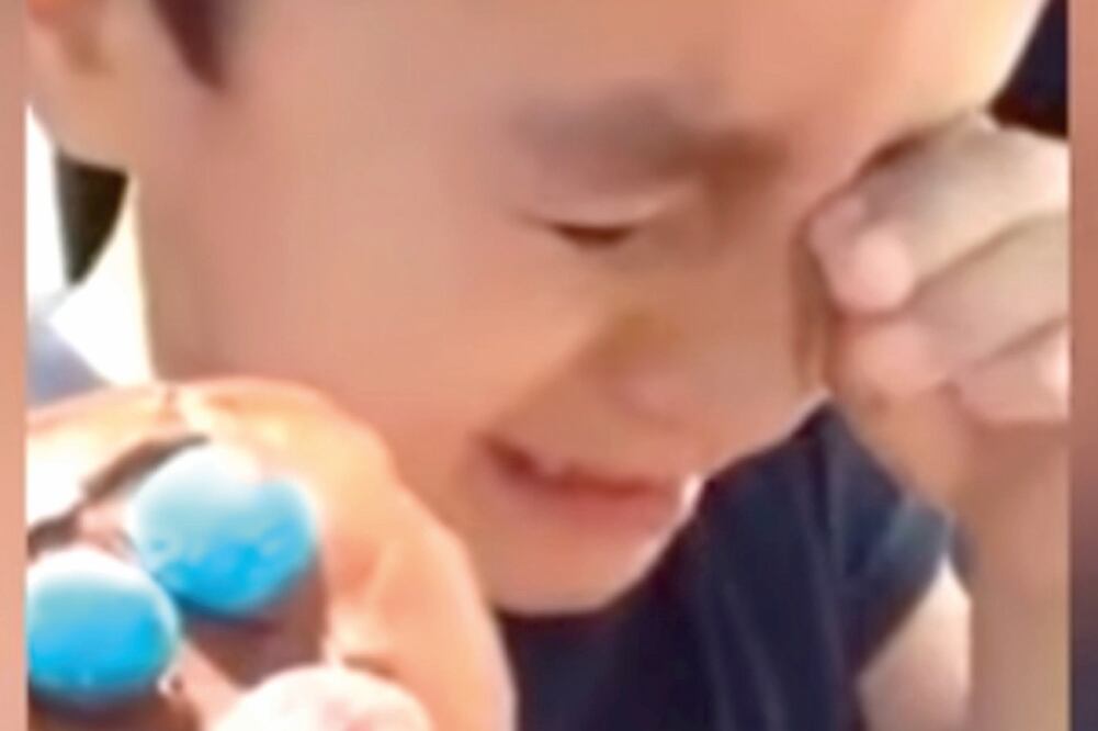 En la grabación de celular se ve a Matías llorar desconsoladamente tras descubrir que la boquita de goma de su golosina “no está feliz” (TOMADA DE VIDEO)