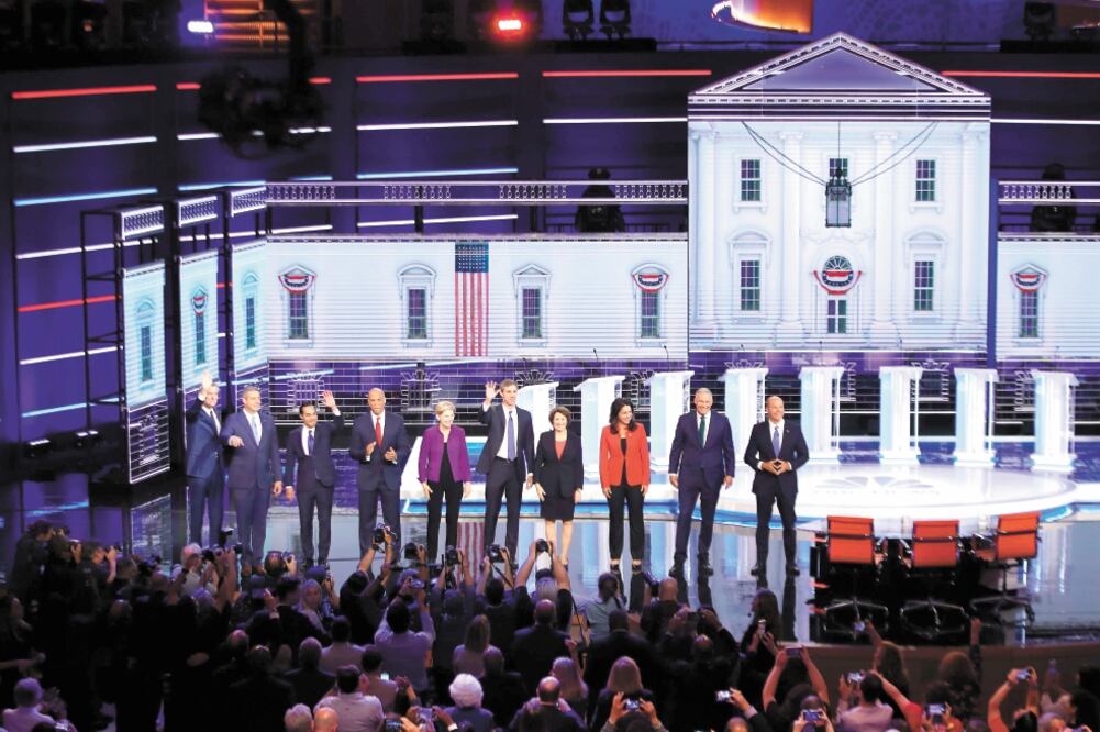 El primer debate de los precandidatos demócratas se realizó ayer en el Adrienne Arsht Center de la ciudad de Miami, Florida. Foto: JOE RAEDLE. AFP