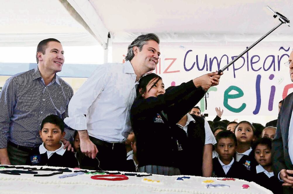 Ayer el secretario de Educación, Aurelio Nuño, y el gobernador Rafael Moreno Valle entregaron la rehabilitación del BINE Juan Crisóstomo Bonilla (ARCHIVO EL UNIVERSAL)