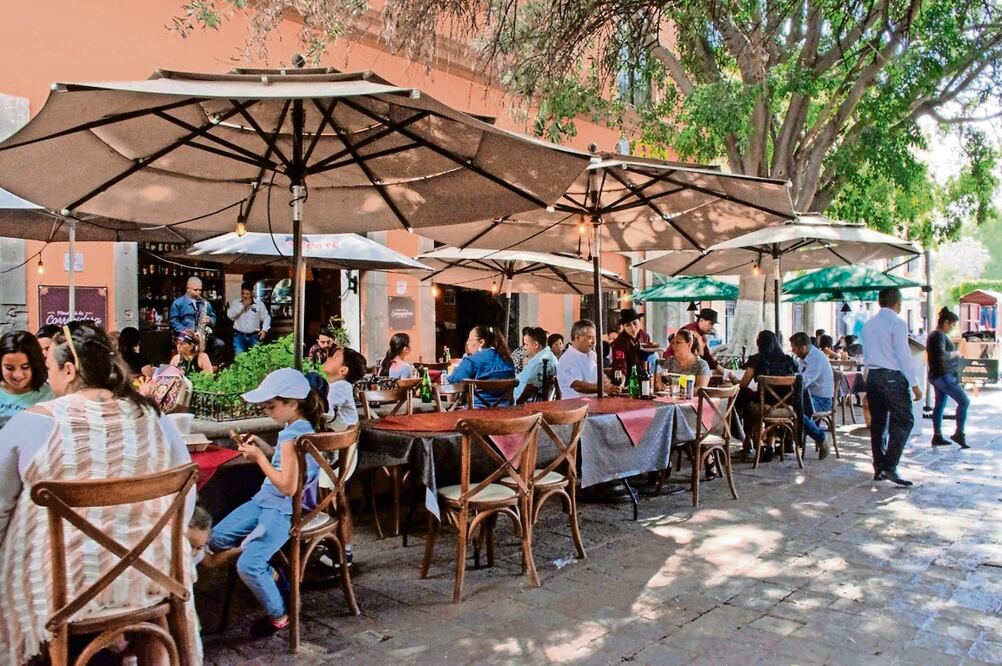 De las tres grandes divisiones de la economía, la única que habría logrado crecer en el primer trimestre es la de los servicios, dijo el Inegi Foto: Archivo El Universal