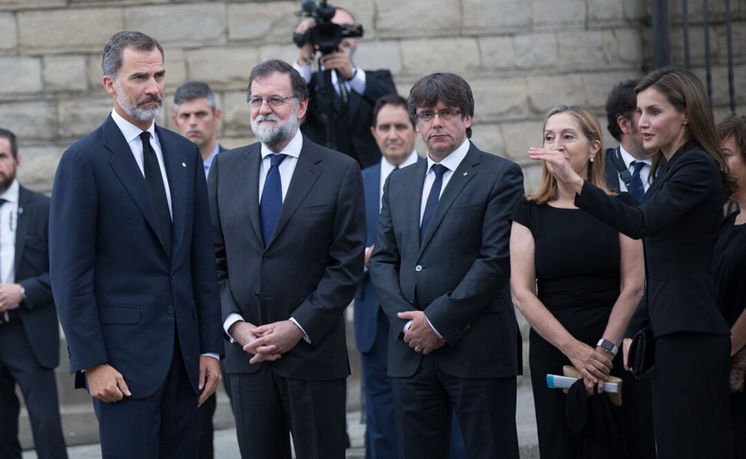 El rey de España, Don Felipe VI, la reina de España, Doña Letizia, y el presidente del Gobierno español, Mariano Rajoy , frente a la Sagrada Familia antes de una misa para conmemorar a las víctimas del ataque terrorista (Xinhua)