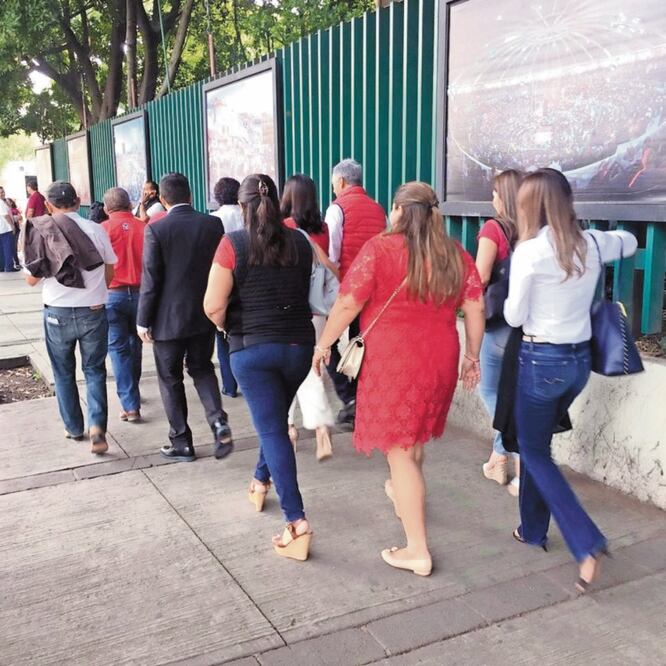 El movimiento en el PRI empezó desde temprano, alrededor había camiones foráneos estacionados y decenas de personas ataviadas con chalecos o chamarras rojas, gente que llegó desde el Estado de México, Hidalgo o Michoacán. ESPECIAL