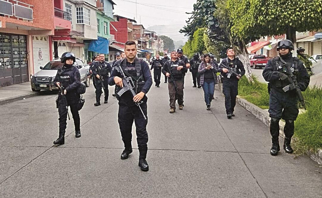 Las autoridades difundieron videos en los que se ve a agentes de seguridad recorriendo a pie las calles de la comunidad.
