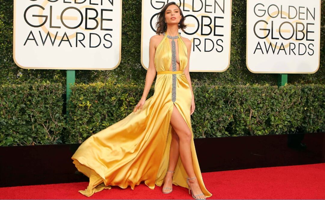 Emily Ratajkowski con un vestido amarillo de Reem Acra  FOTO: REUTERS