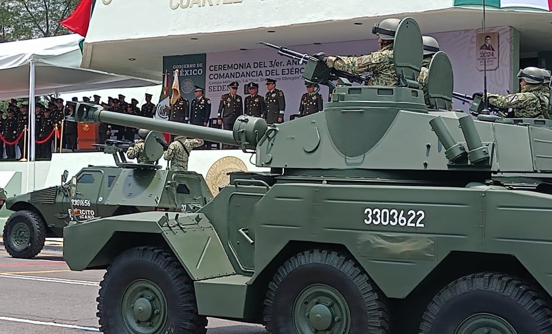 El general Luis Cresencio Sandoval entregó reconocimientos al titular de la Comandancia del Ejército, Celestino Ávila Astudillo y a personal destacado de este organismo. Foto: Especial