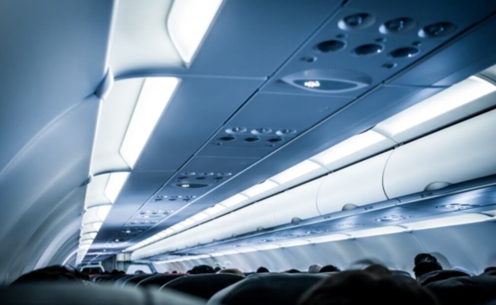 En un avión, ¿por qué se bajan las luces para despegar y aterrizar?