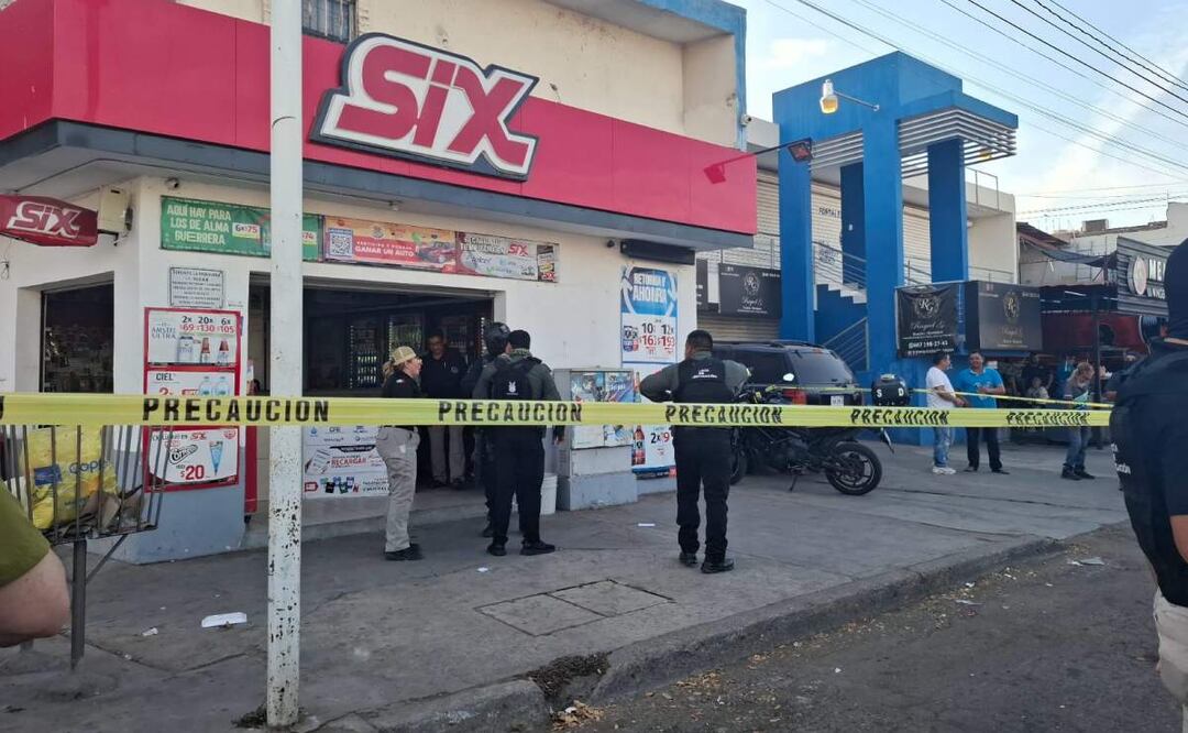 La mujer asesinada, de 70 años, fue identificada como Teresa Guadalupe “N”, quien laboraba en ese negocio de venta de alcohol en Sinaloa (25/04/2025). Foto: Cortesía