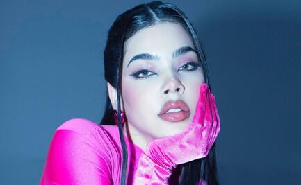 Kenia Os deslumbra en vestido rojo de encaje con detalle cut out