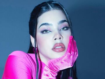 Kenia Os deslumbra en vestido rojo de encaje con detalle cut out