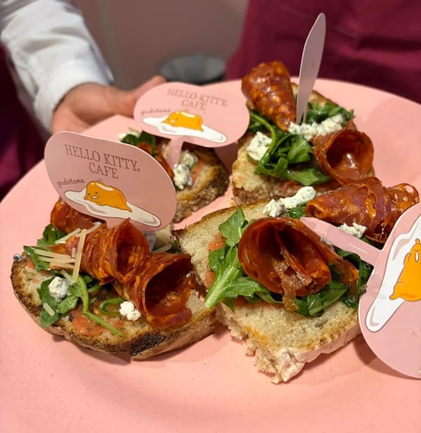 El menú de Hello Kitty Café Cibeles está pensado para brunch, aunque también ofrece servicio en la tarde. Foto: Fernanda OH / EL UNIVERSAL