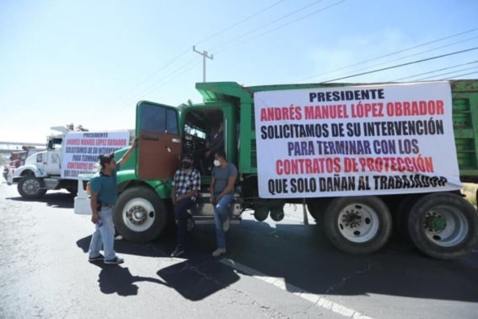 Transportistas bloquean la Tenango-Toluca; protestan contra "contratos de protección"