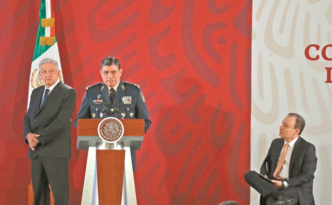 Luis Cresencio Sandoval, secretario de la Defensa Nacional (centro), detalló que el grupo criminal pudo estar en contacto durante 20 minutos vía telefónica, lo cual les permitió organizar el rescate de Ovidio Guzmán. Foto: GERMÁN ESPINOSA. EL UNIVERSAL