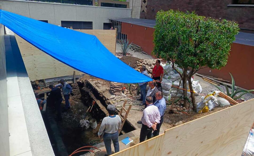 El diputado Ricardo Monreal revisando las afectaciones en la Cámara de Diputados tras las fuertes lluvias en la Ciudad de México este 21 de agosto de 2025. Foto: Especial