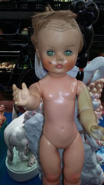 El hombre que revive muñecas