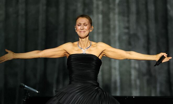 Céline Dion rompe en llanto durante su regreso a los escenarios en París: "Son lágrimas de alegría" 