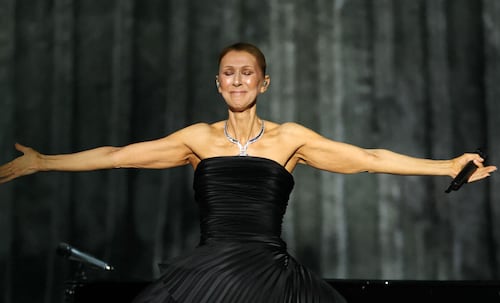 Céline Dion rompe en llanto durante su regreso a los escenarios en París: "Son lágrimas de alegría"