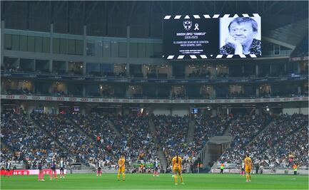 Chabelo recibe minuto de aplausos en el Clásico Regio Femenil