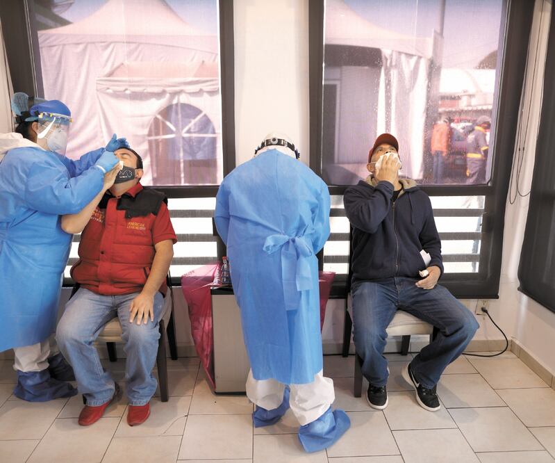 Barclays considera que la gran noticia es que las vacunas registran una efectividad de 90%, porcentaje mayor al esperado. Foto: REBECCA BLACKWELL.AP