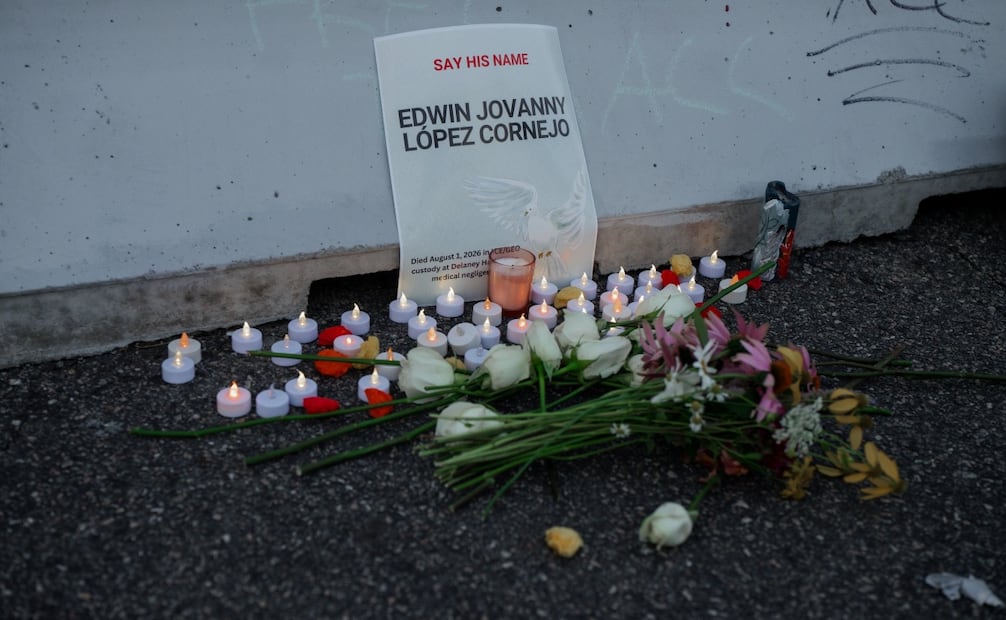 Un pequeño homenaje recuerda a Jean Wilson Brutus y Edwin López Cornejo, dos de los migrantes que murieron mientras permanecían detenidos en Delaney Hall (07/08/2026). Foto: EFE