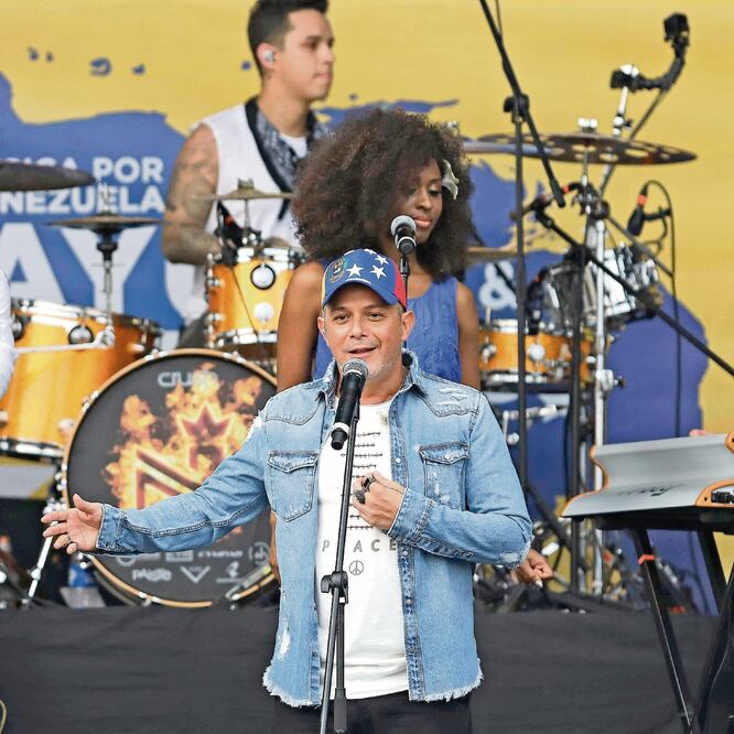 Con gorra de la bandera venezolana, Alejandro Sanz cantó “Corazón partío”. Foto: Fernando Vergara, AP