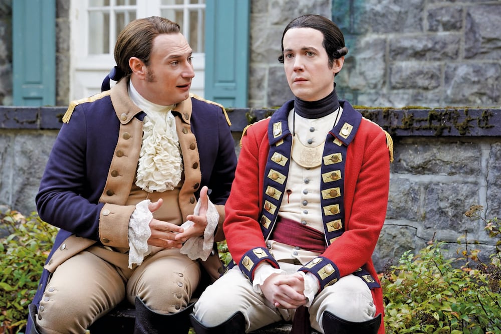 Isaac (Brandon Scott Jones) es un capitán del ejército que ha puesto los ojos en Nigel (John Hartman) un soldado de la Guerra de Independencia. Foto: Universal+ e IG