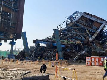 Desplome de torre durante demolición de planta termoeléctrica en Corea del Sur deja un muerto y 6 atrapados
