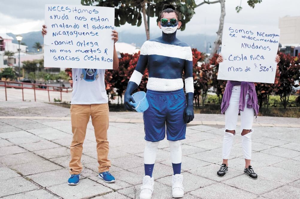Nicaragüenses asilados en Costa Rica participaron el sábado en una vigilia en memoria de los muertos durante las protestas. (JEFFREY ARGUEDAS. EFE)