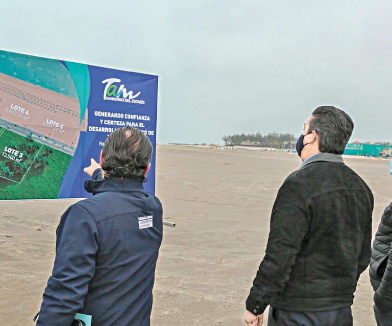 El gobernador estuvo en la playa Miramar con representantes jurídicos del gobierno estatal y el secretario de Turismo local. Foto: ESPECIAL