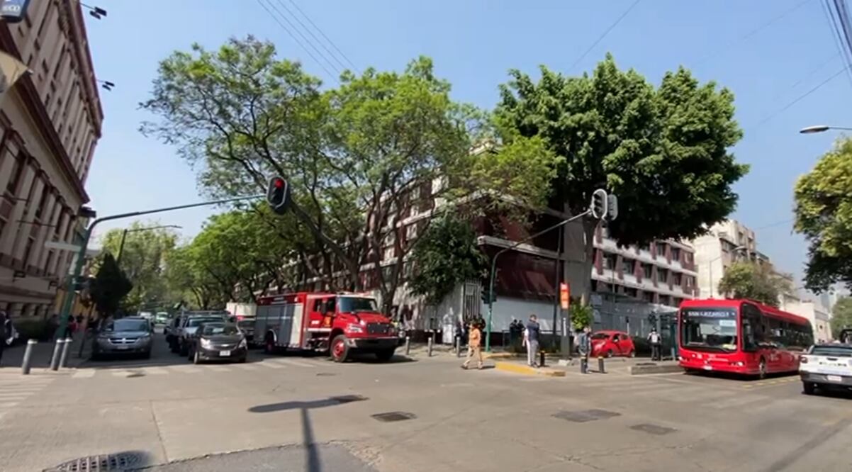 Más de mil personas fueron desalojadas de la Vocacional 5 del Instituto Politécnico Nacional debido a una falsa amenaza de bomba. (Imagen: Axel Sánchez/ EL UNIVERSAL)