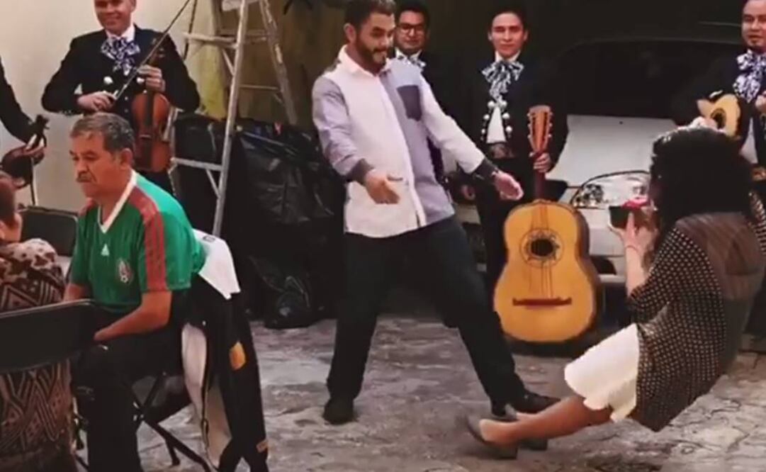 Se desmaya al recibir anillo, la llaman #LadyCompromiso