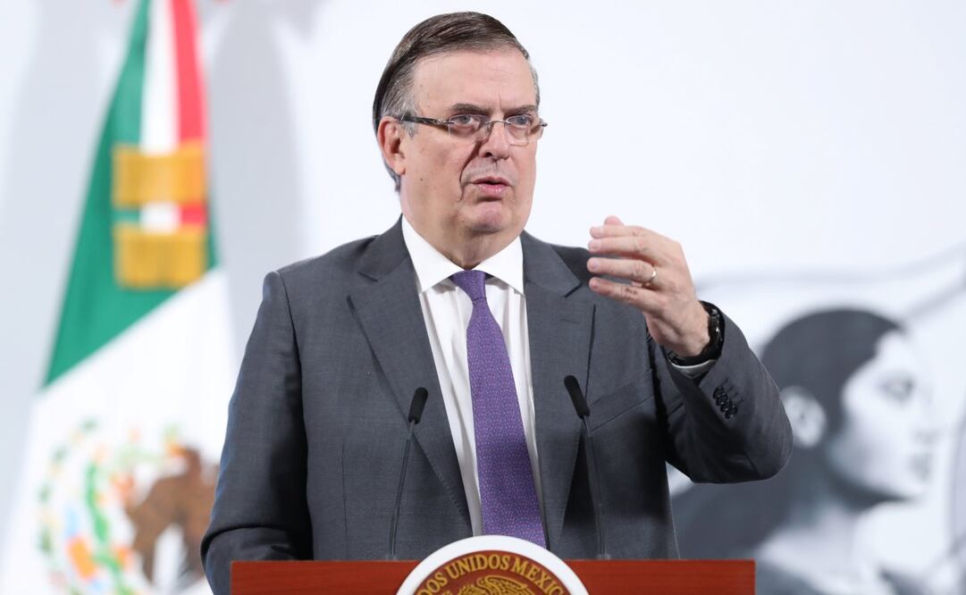 El secretario de Economía, Marcelo Ebrard, habla en una rueda de prensa este jueves, en el Palacio Nacional de Ciudad de México (México). Cuatro empresas farmacéuticas invertirán más de 560 millones de dólares en México con el objetivo de fortalecer la "autosuficiencia" y la producción de medicamentos en el país, según informó este jueves el secretario de Economía, Marcelo Ebrard. Foto: EFE
