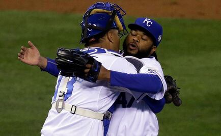 Cueto domina y Royals arrasan en el segundo