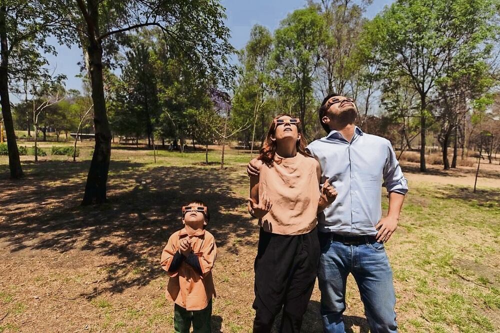 Jorge Álvarez Máynez observó el eclipse de Sol en la Ciudad de México en compañía se su esposa e hijos. Foto: Especial