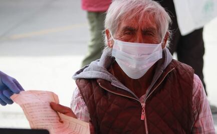 Adulto mayor de Hidalgo presenta fe de bautismo como identificación para vacunarse contra Covid-19