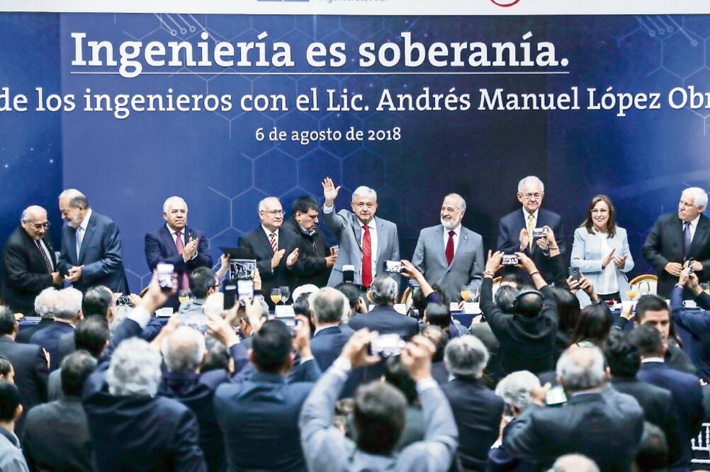 En reunión con ingenieros, el virtual presidente electo les pidió su apoyo para revisar el dictamen técnico sobre el nuevo aeropuerto. Foto: GERMÁN ESPINOSA. EL UNIVERSAL