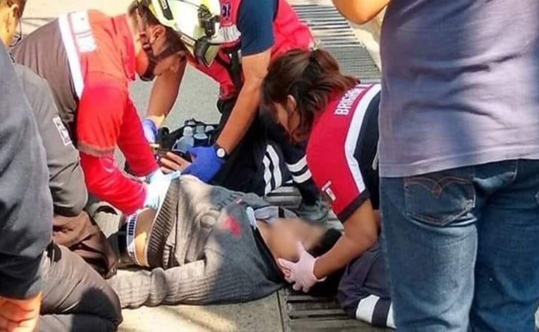 El teléfono donde grabó su mensaje quedó arriba del puente, junto con sus útiles. Foto: Especial